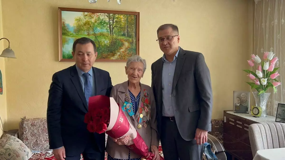 100-летних ветеранов войны и труженников тыла поздравили врачи в Алматы