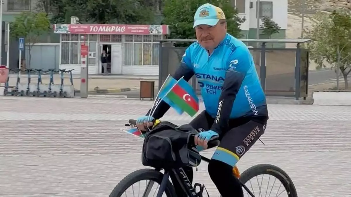 64-летний житель Актау отправился на велосипеде в Париж