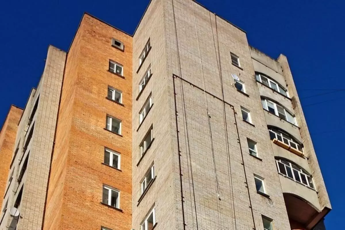 Шестилетняя девочка выжила после падения с 13 этажа в Омске