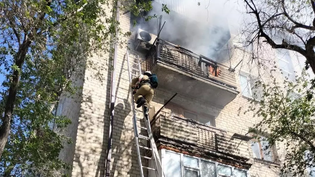 Запертого в квартире ребенка спасли из горящей пятиэтажки в Атырау