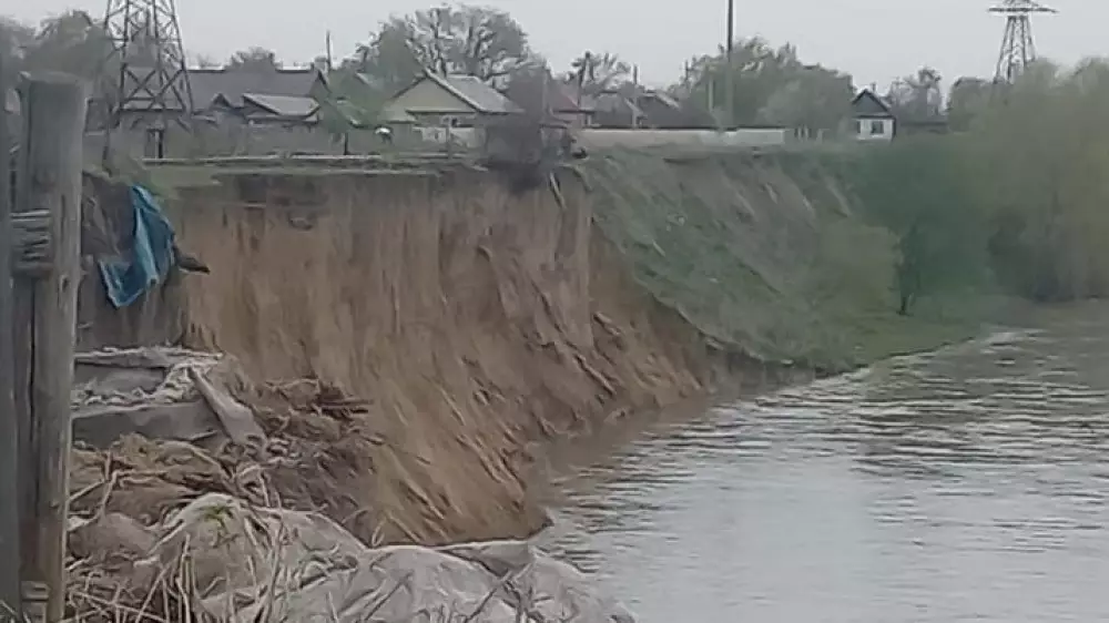 В селе на востоке Казахстана огороды и хозпостройки падают в реку Иртыш