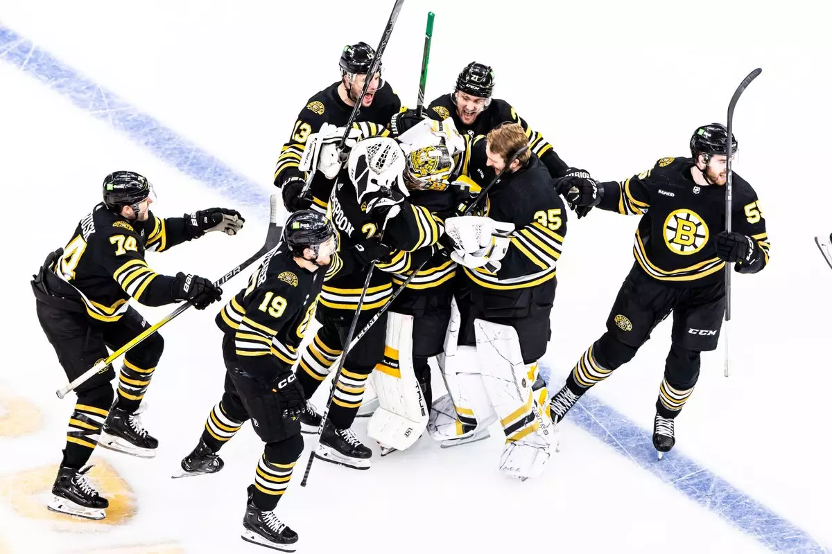 «Бостон» в овертайме обыграл «Торонто» и вышел во второй раунд плей-офф НХЛ