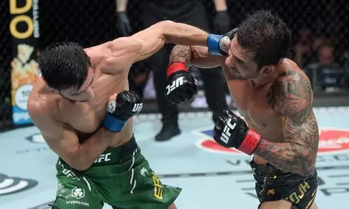 Кровавый бой за титул чемпиона состоялся в главном событии турнира UFC 301. Видео