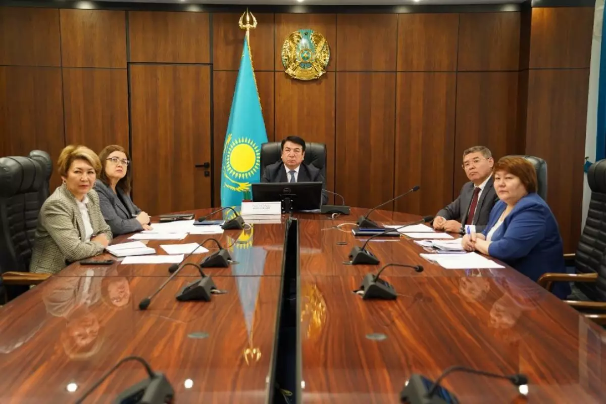 С более 600 лучшими учителями Казахстана встретился министр Бейсембаев