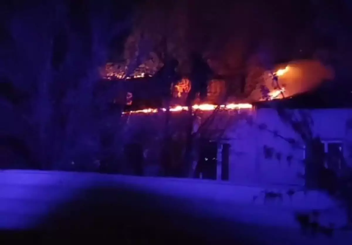 Полицейские спасли 50 человек из горящего дома в Атырау