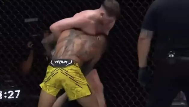 Боец получил рваную рану на турнире UFC (Видео)