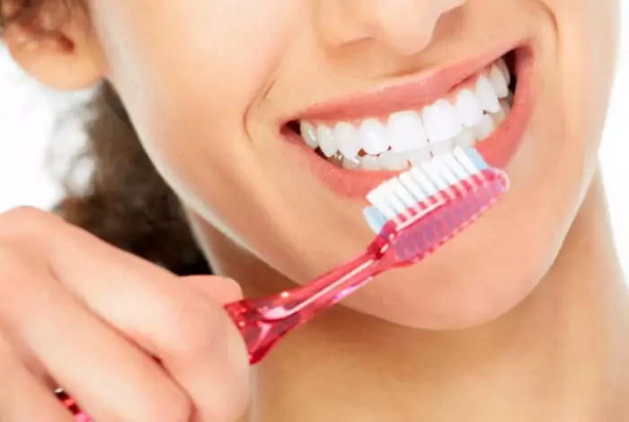 Названы страшные последствия отказа от вечерней чистки зубов