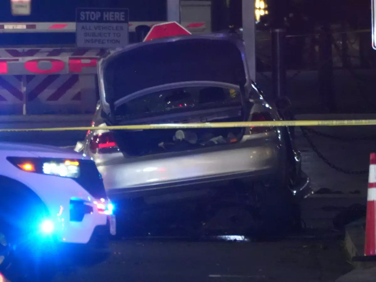 Автомобиль врезался в ограду Белого дома в США: водитель мертв