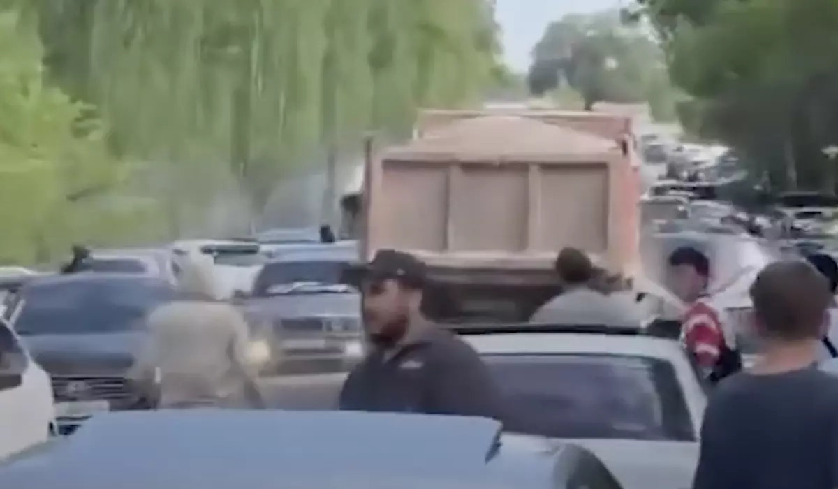 ДТП в Бишкеке: грузовик протаранил несколько легковушек возле аэропорта (ВИДЕО)