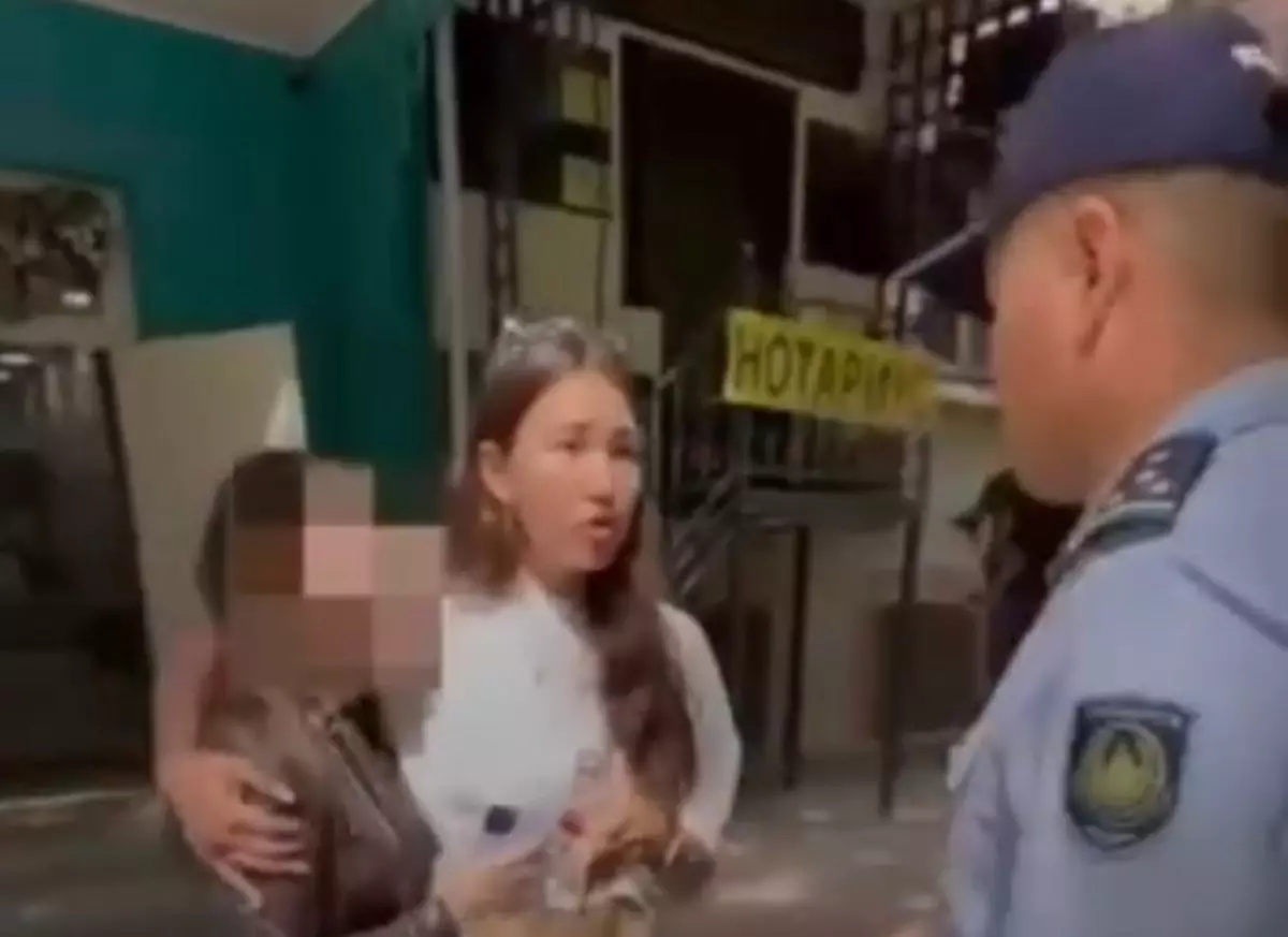 Нападение полицейского на девушек попало на видео в Шымкенте