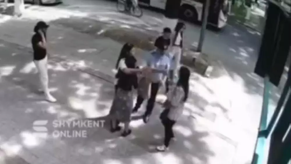 "Вырывал телефон из рук девушки" - видео с полицейским прокомментировали в Шымкенте