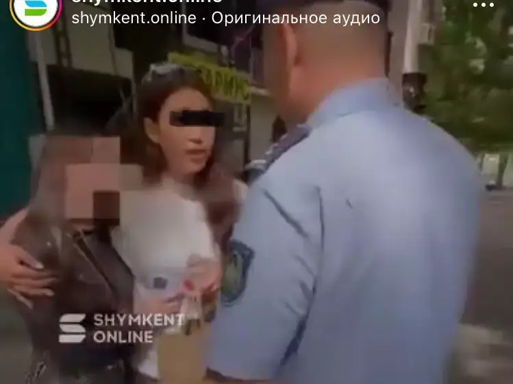 В Шымкенте полицейский ударил девушку посреди улицы