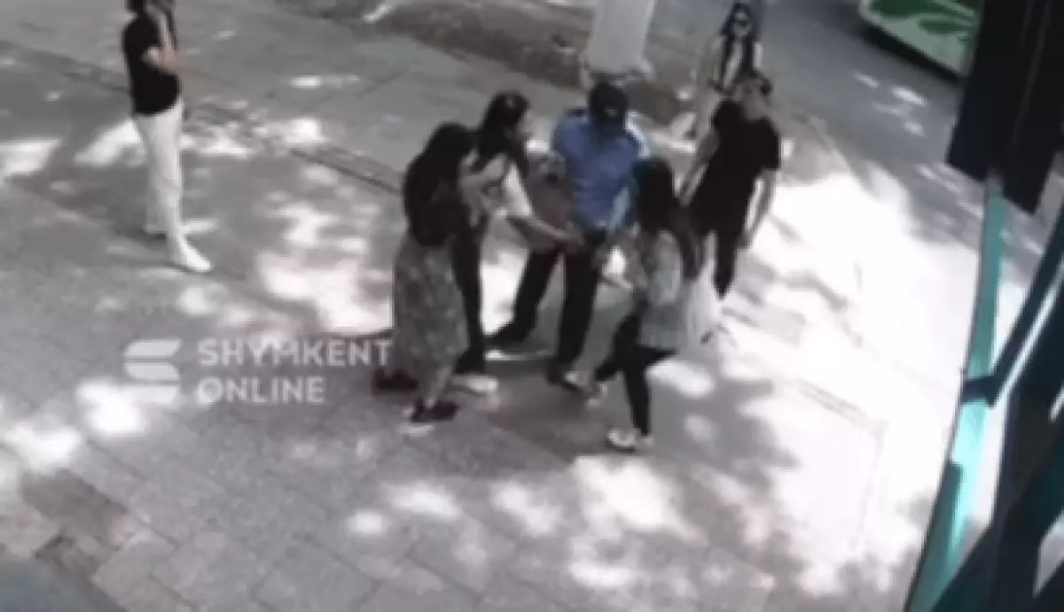 Полицейский нападает на девушек: в сети появилось шокирующее видео из Шымкента
