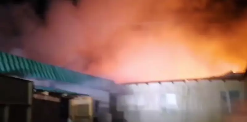 Крупный пожар возник в Астане