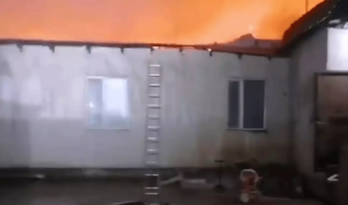 Крупный пожар возник в астанинском общежитии