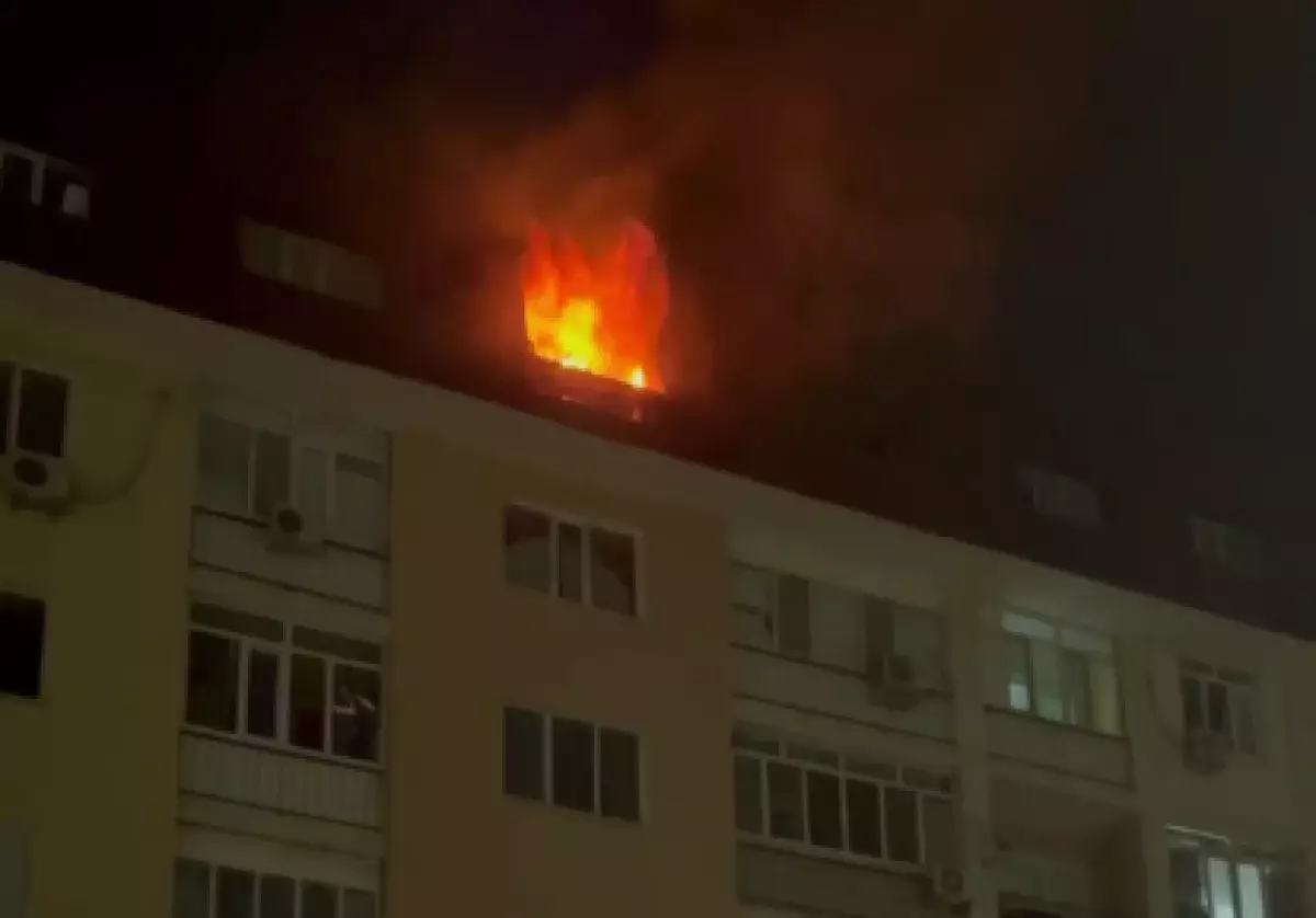 Пожар в многоэтажке Атырау: Жителей эвакуировали
