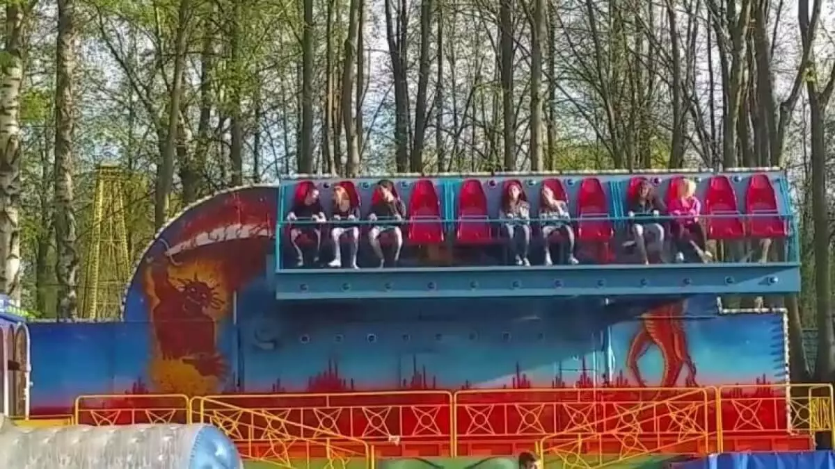 Дети вылетели с аттракциона в парке на юге России