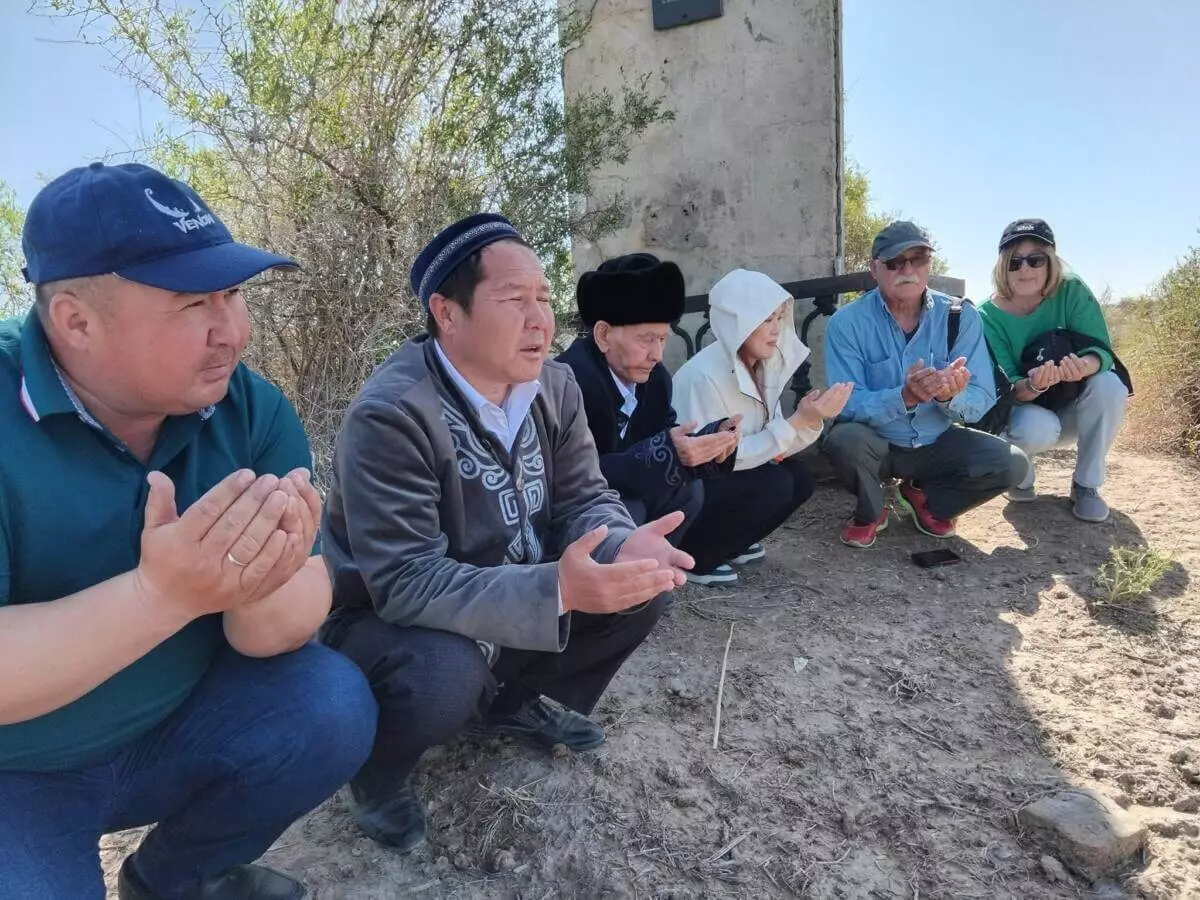 Полицейские помогли гражданину США найти могилу родственников в Кызылординской области