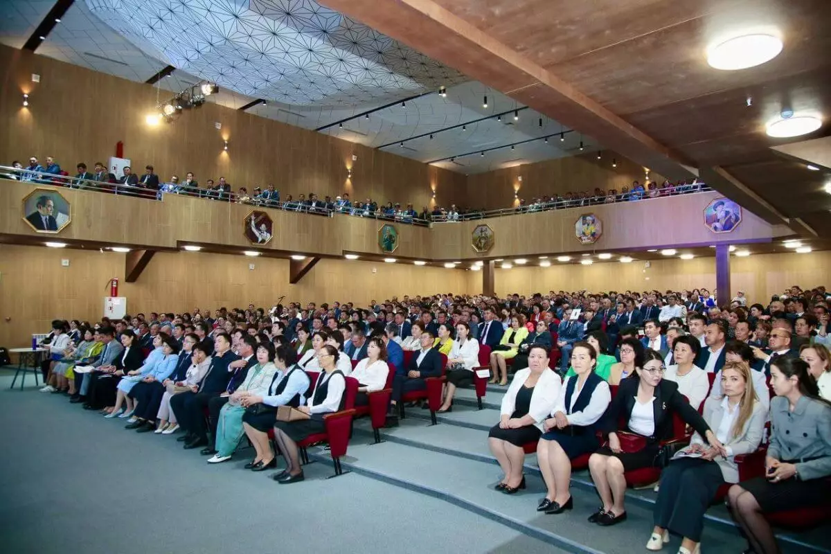 Сколько мужчин-педагогов работают в Казахстане