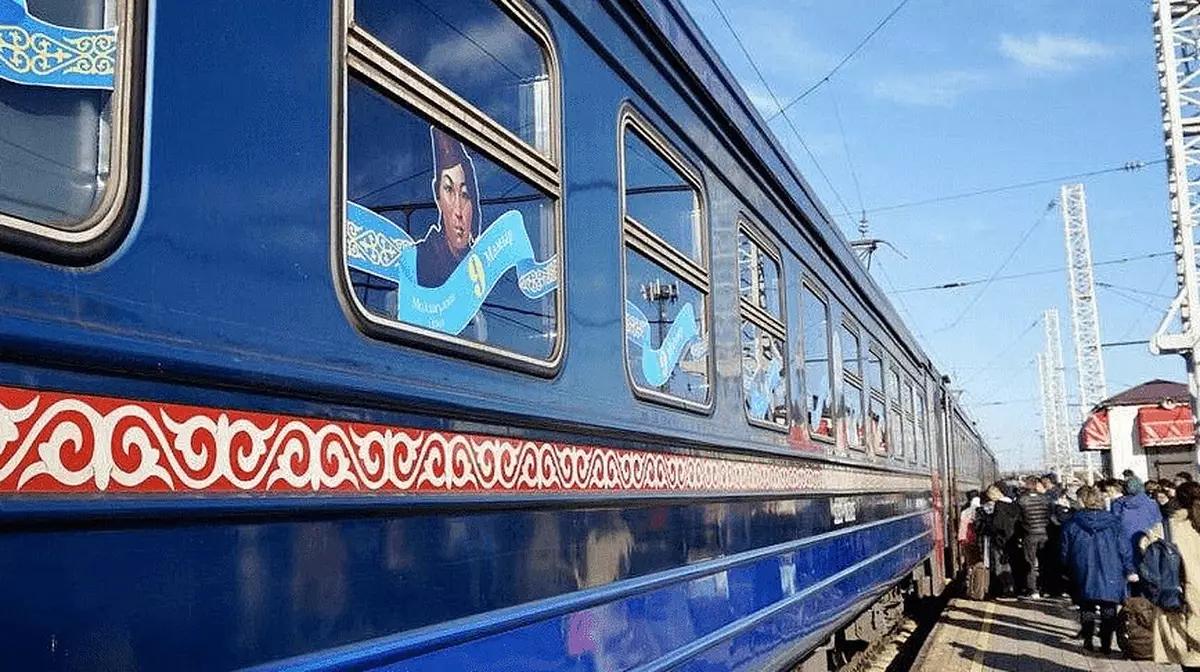 Лента Победы и фотографии героев: необычный поезд отправился в Павлодар