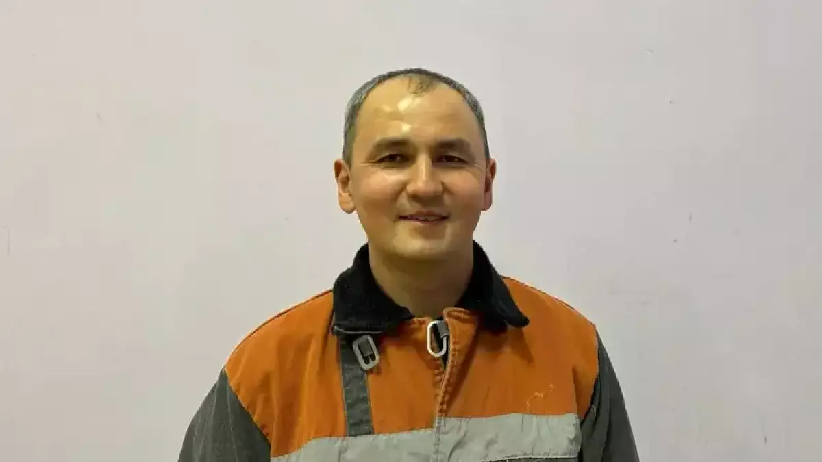 Токаев наградил слесаря, потушившего пожар на шахте Костенко