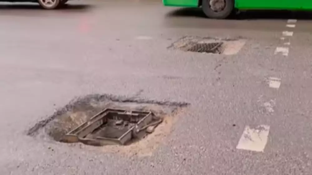Исчезающие канализационные люки. Алматинцы жалуются на состояние дорог