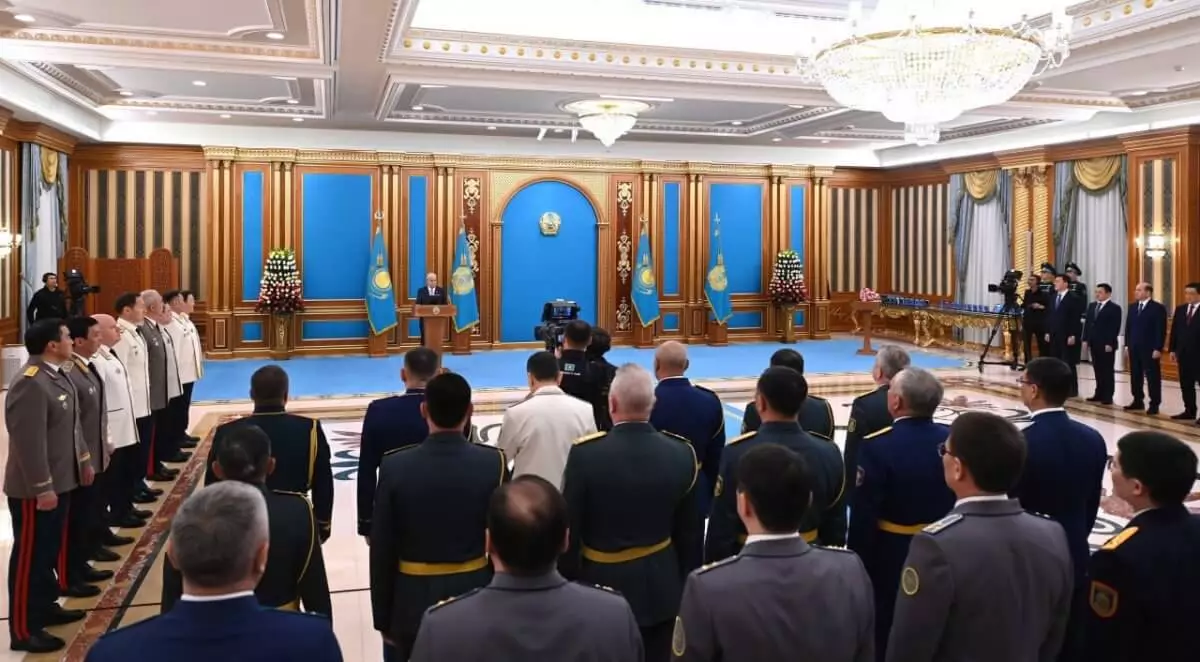 Заслуги 300 военнослужащих, боровшихся со стихией в СКО, отметил президент Казахстана