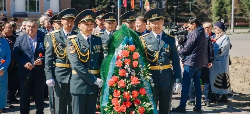 В честь Дня защитника Отечества возложили цветы к памятнику воинам-интернационалистам в Семее
