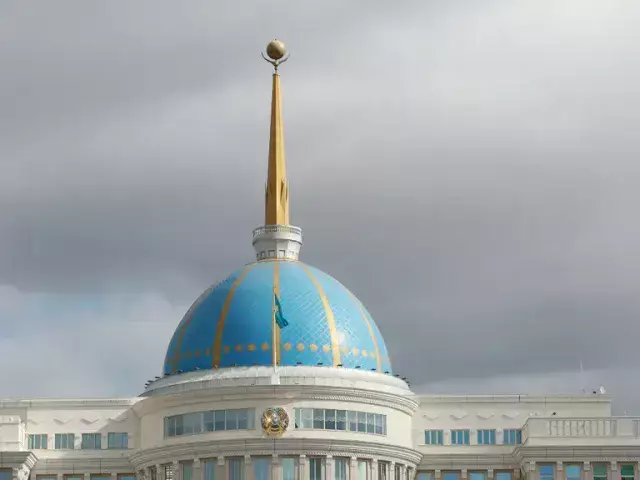 Глава государства присвоил высшие воинские и специальные звания ряду казахстанцев