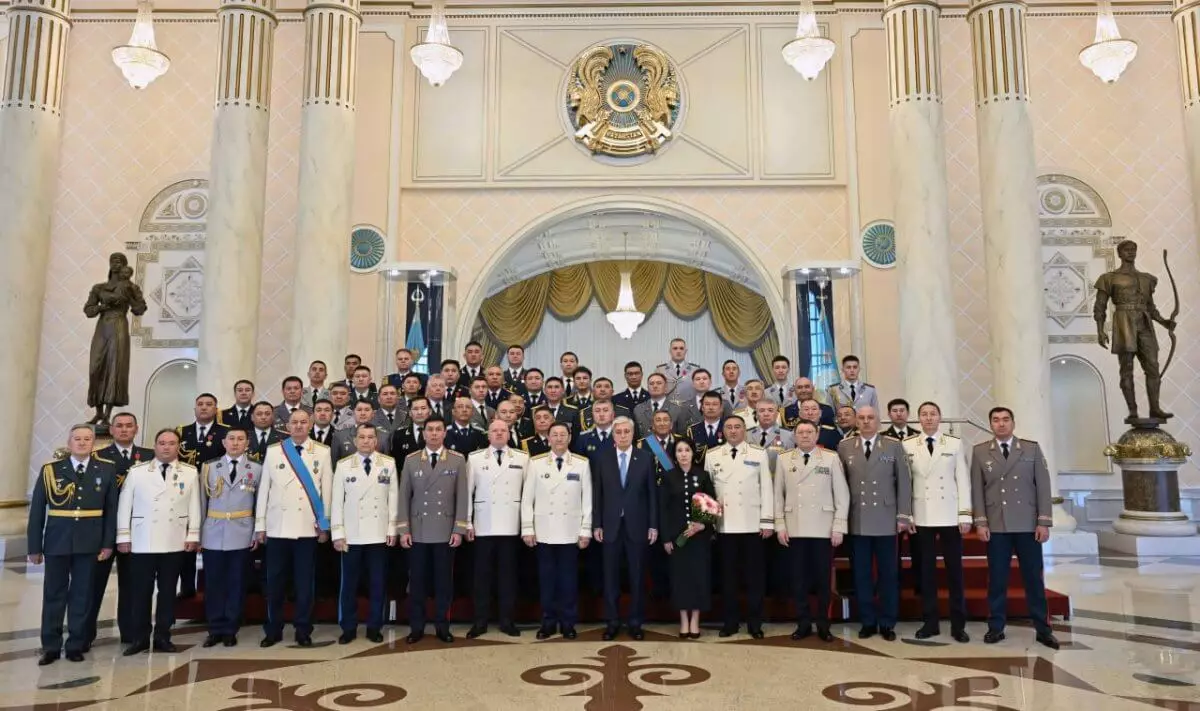 Токаев вручил государственные награды казахстанцам