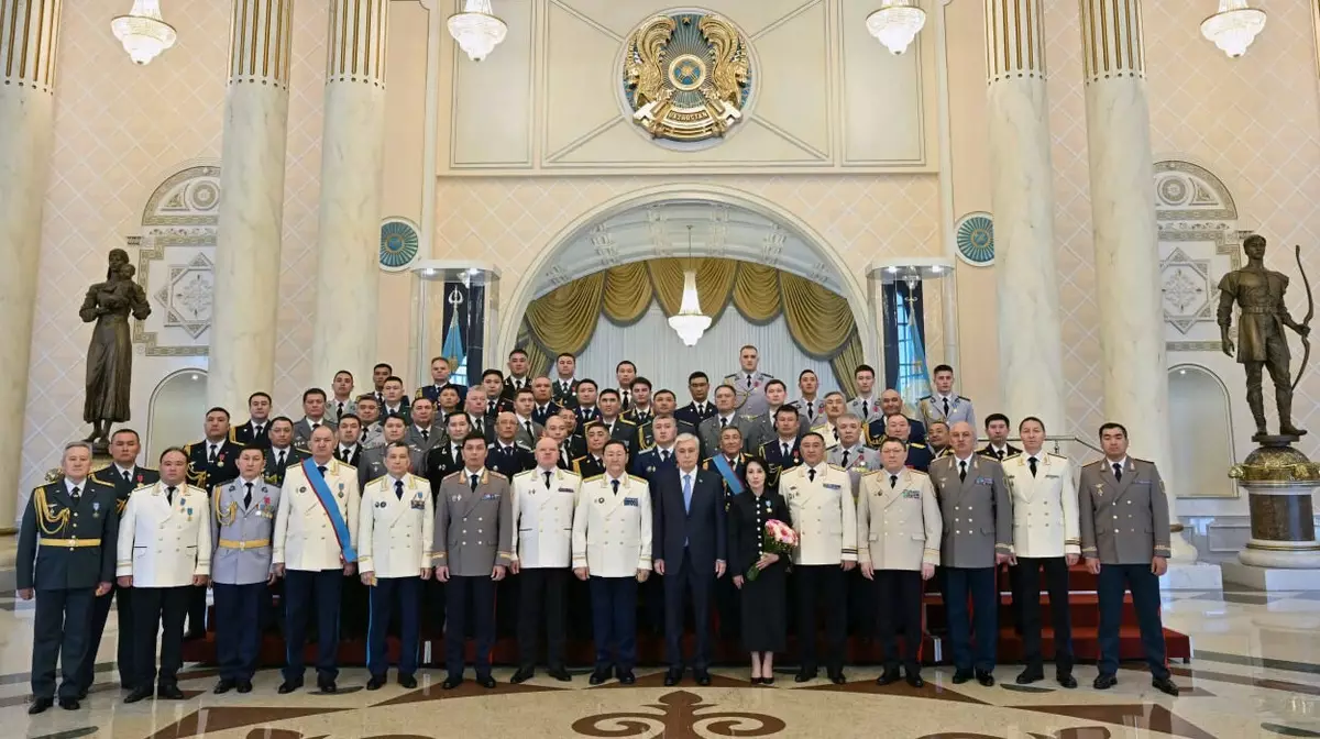 Президент Токаев наградил 25 казахстанцев орденами и медалями за мужество
