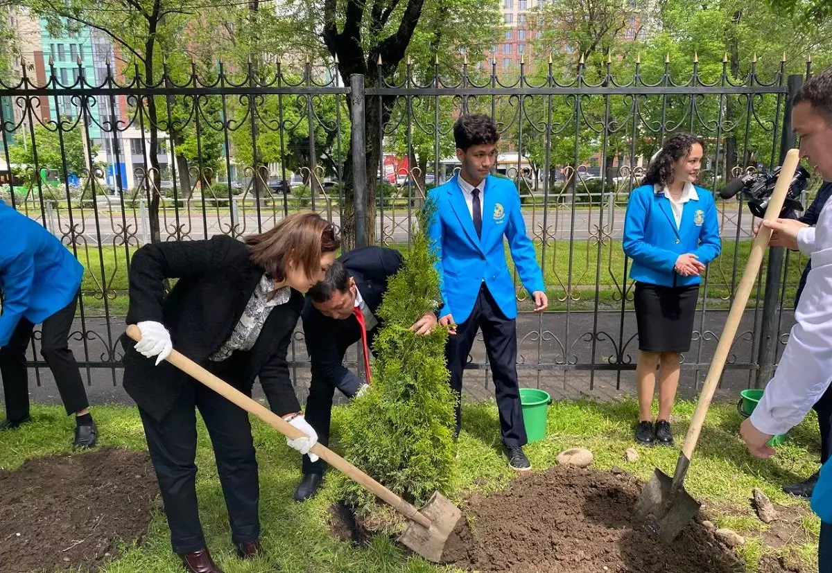 «Алматы – наш общий дом»: выпускники школы Алматы посадили деревья