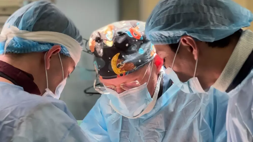 В Астане провели уникальные операции детям с ортопедическими патологиями