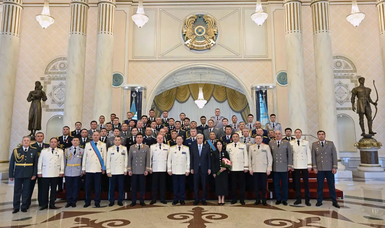Токаев вручил свыше 50 казахстанцам государственные награды, классные чины, высшие воинские и специальные звания