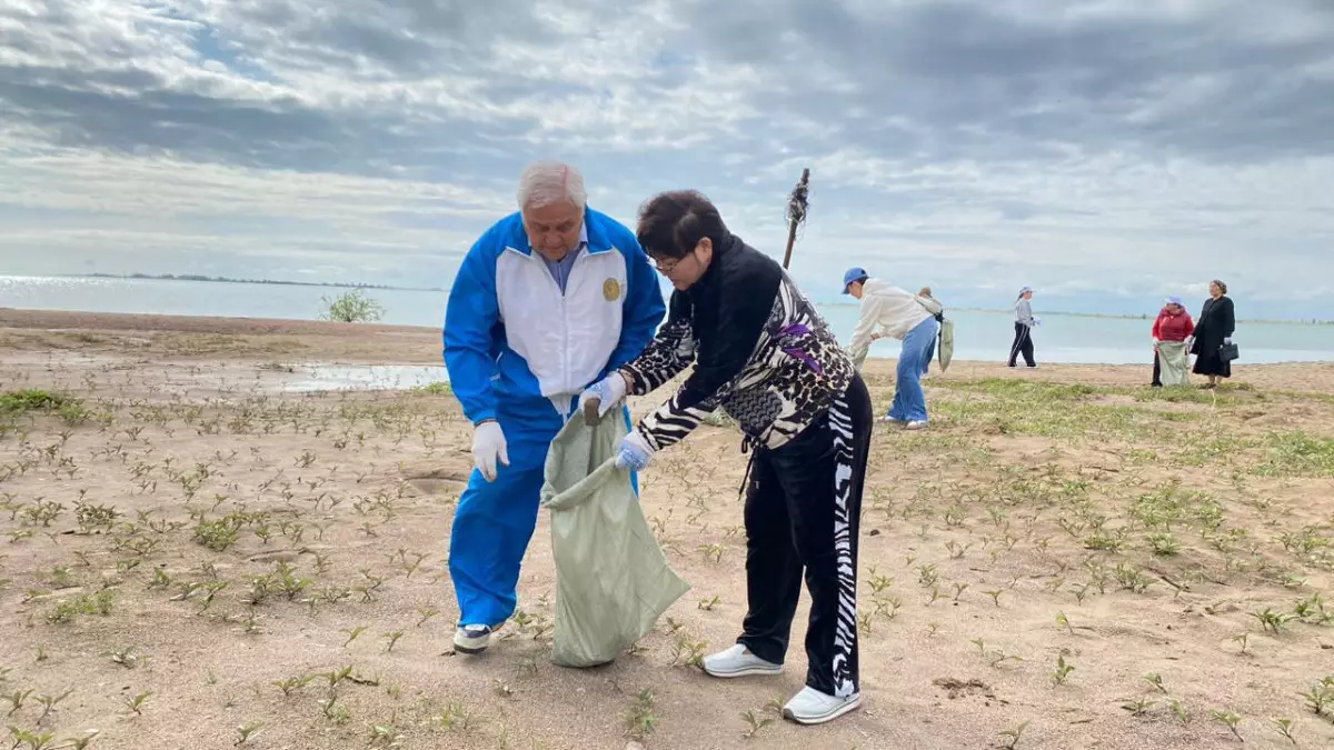 Жители Алматинской области очищают побережья рек и водохранилищ от мусора