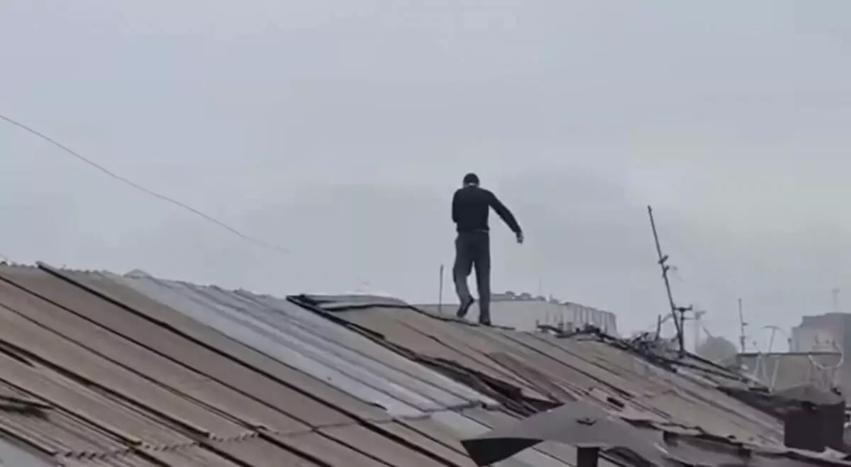 Мужчина пытался спрыгнуть с крыши дома в Павлодаре (ВИДЕО)