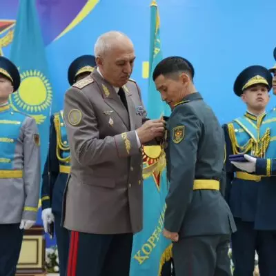Министр обороны вручил ордена и медали военнослужащим Вооруженных сил