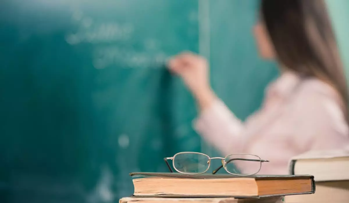 Доплата к зарплате педагогов и научных работников: Токаев подписал закон