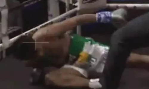 Непобежденный боксер влетел нокаутом в первом раунде боя за титул WBC в весе Алимханулы. Видео