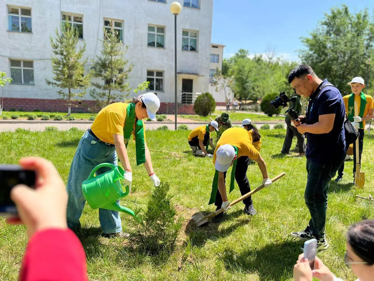 Более 180 тыс. выпускников школ приняли участие в озеленении Казахстана