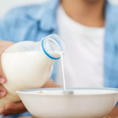 Привычка, изжога и не только: эксперты объяснили странную тягу к молоку