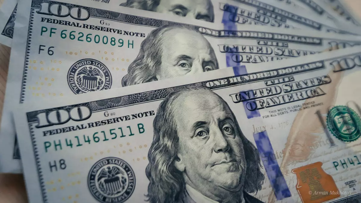 Курс доллара значительно снизился в Казахстане перед праздниками