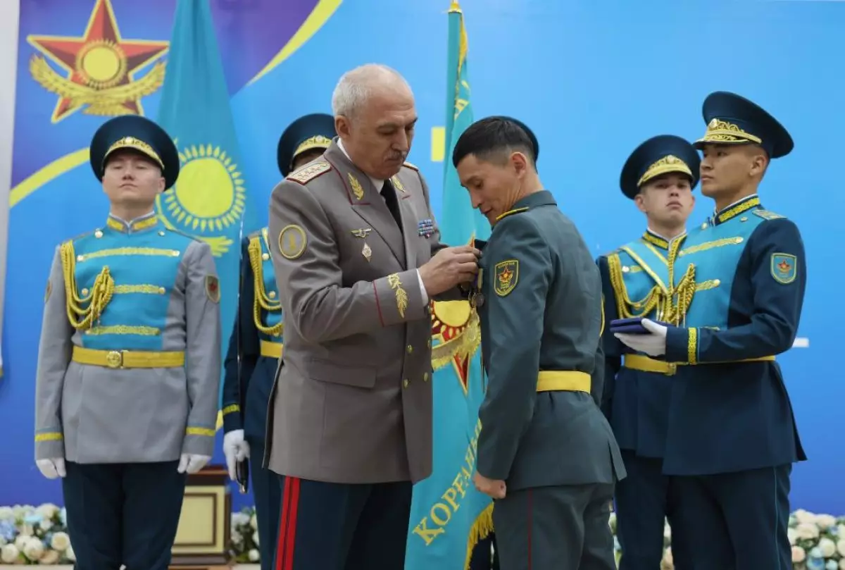 Қорғаныс министрі әскери қызметшілерге орден-медальдар табыс етті