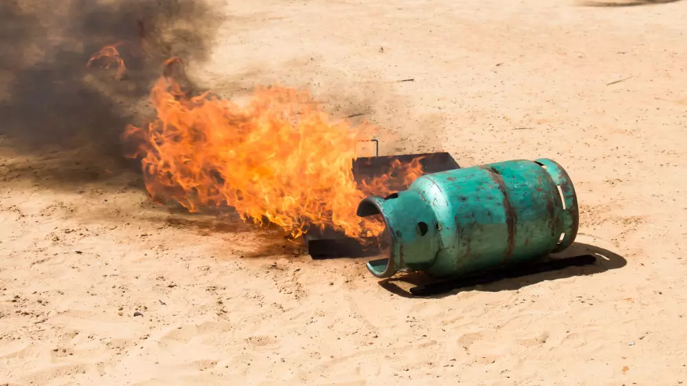 Кафе горело в Рудном: огнеборцы вынесли газовый баллон