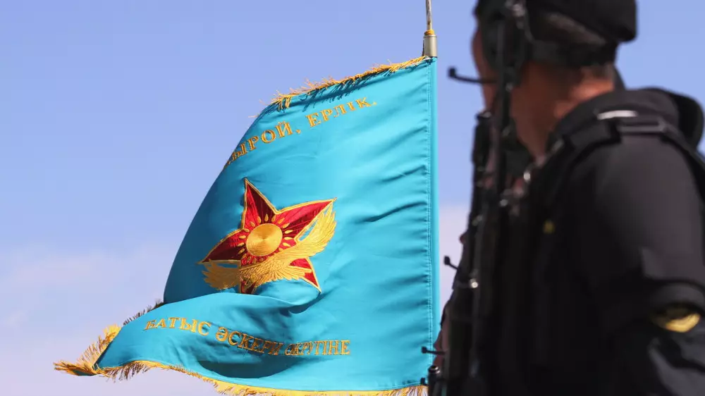 Казахстанцы празднуют День защитника Отечества
