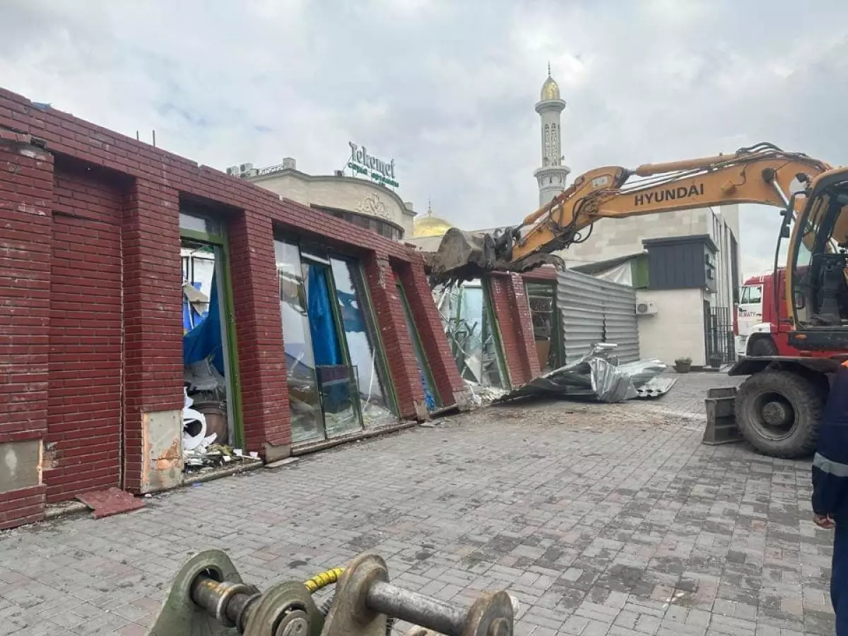 Объекты общепита и магазин снесли в Алматы