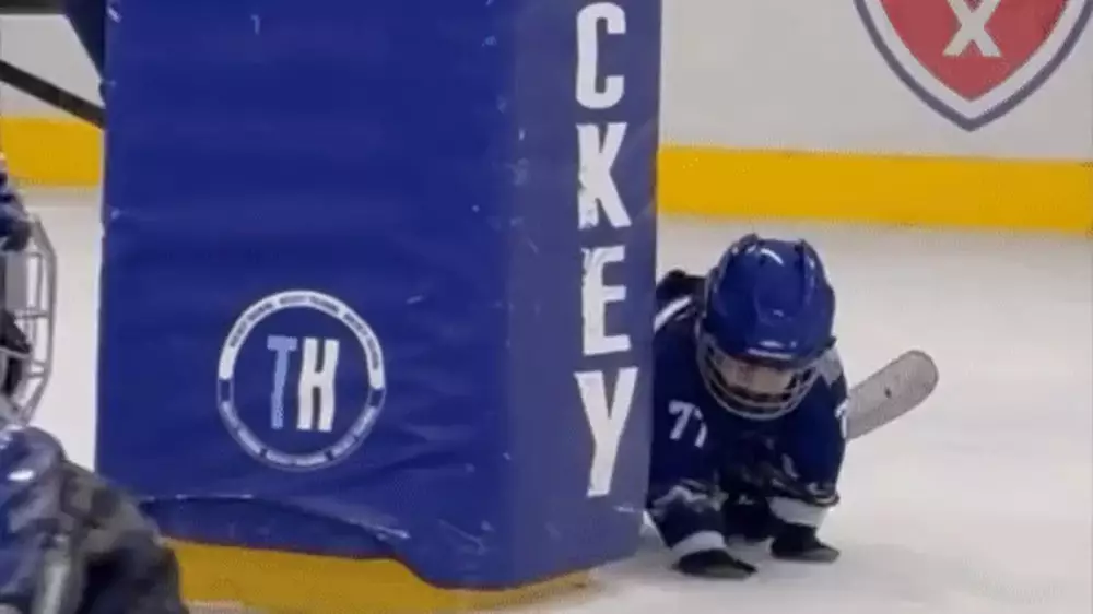 "Будущий чемпион": видео с трехлетним хоккеистом умилило Казнет