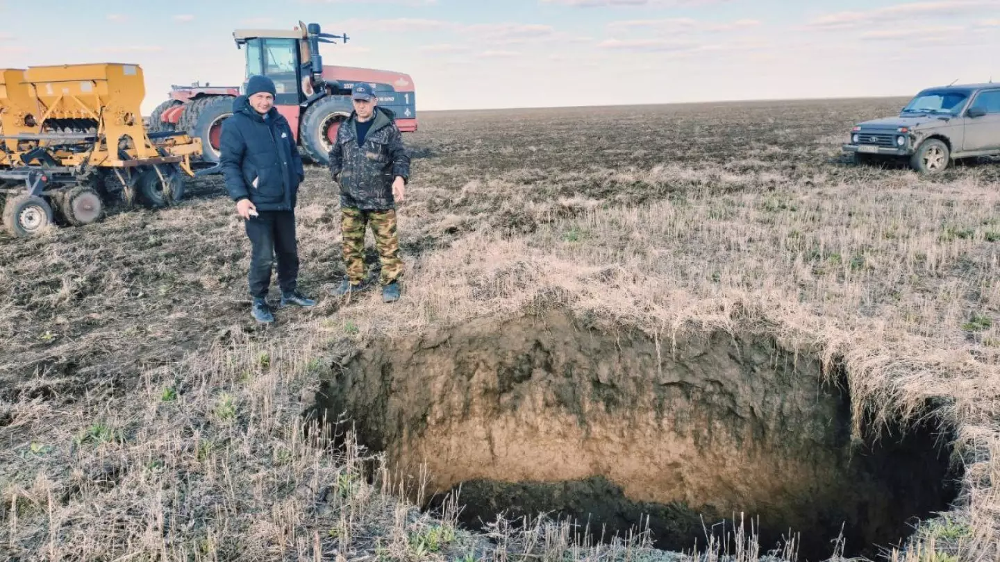 Необычное явление в Костанайской области: на сельскохозяйственных землях обнаружили огромную яму