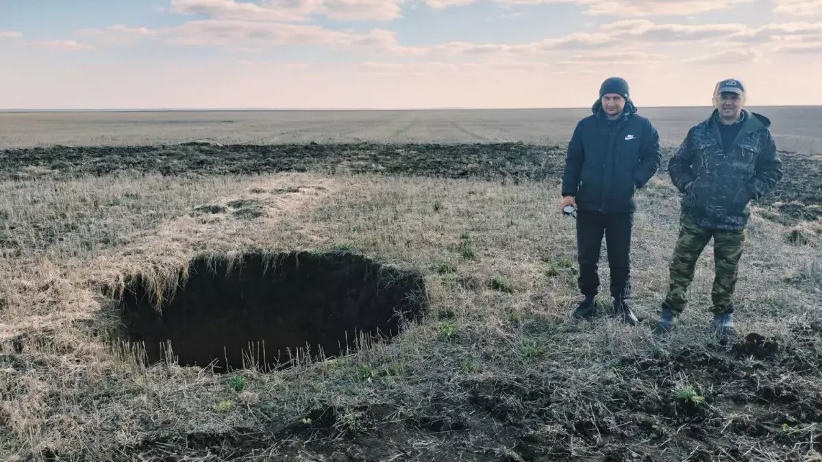 В Костанайской области обнаружили необычную огромную яму