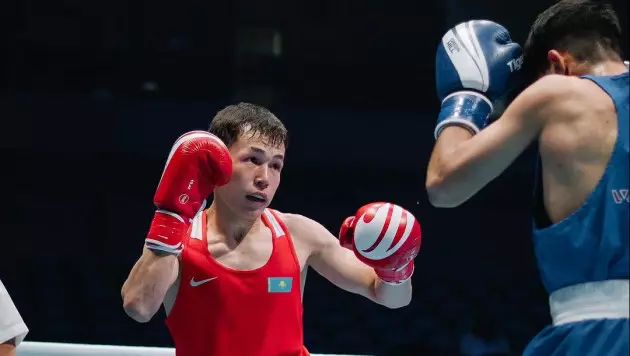 Казахстанский боксер разгромил чемпиона в бою за золото ЧА